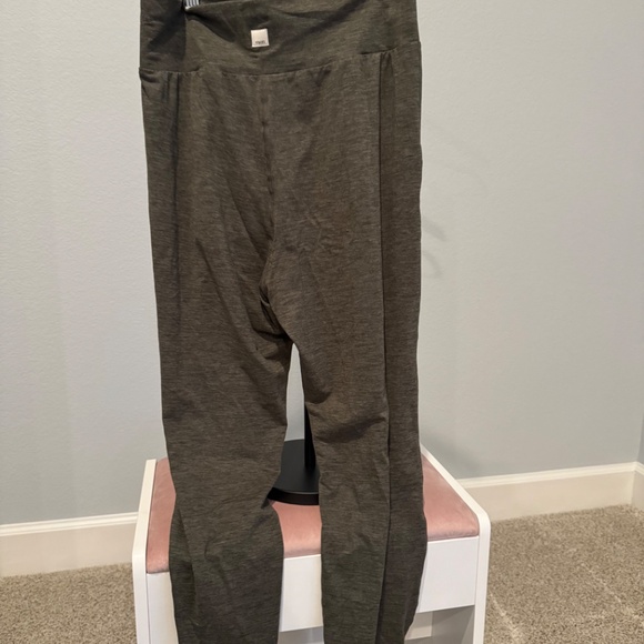 Vuori Lux At Ease Pant Women's Heather Green Performance Pants Size Medium - Picture 3 of 3